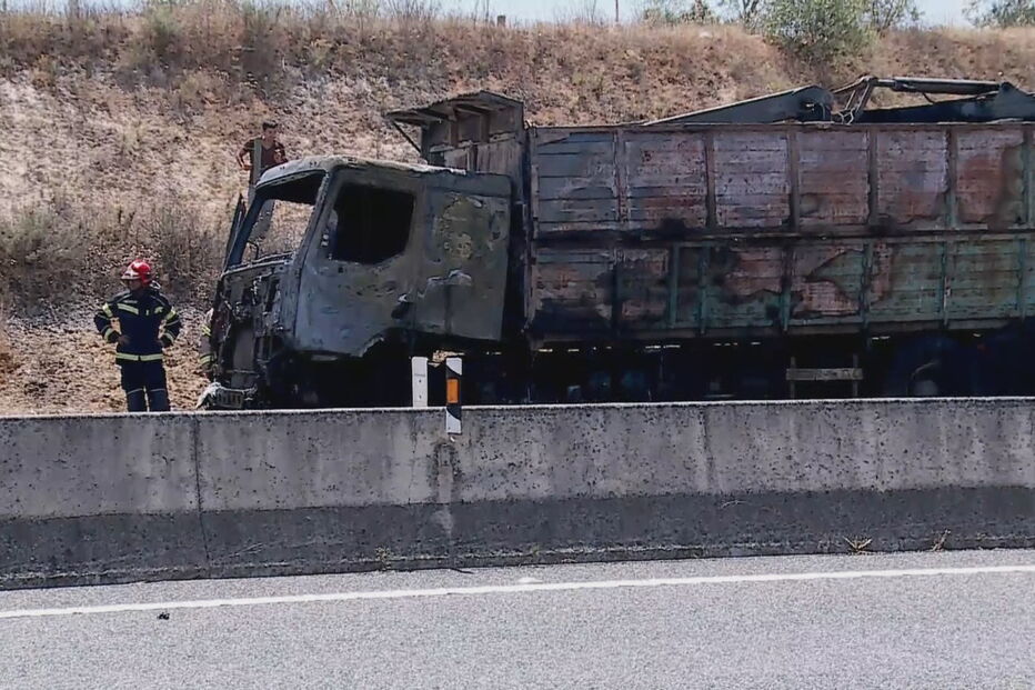 Camião arde na Via do Infante