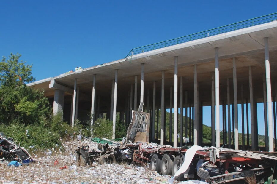 Camião caiu de uma altura de 25 metros, após despiste, e ficou praticamente desfeito no chão. Motorista sobreviveu  