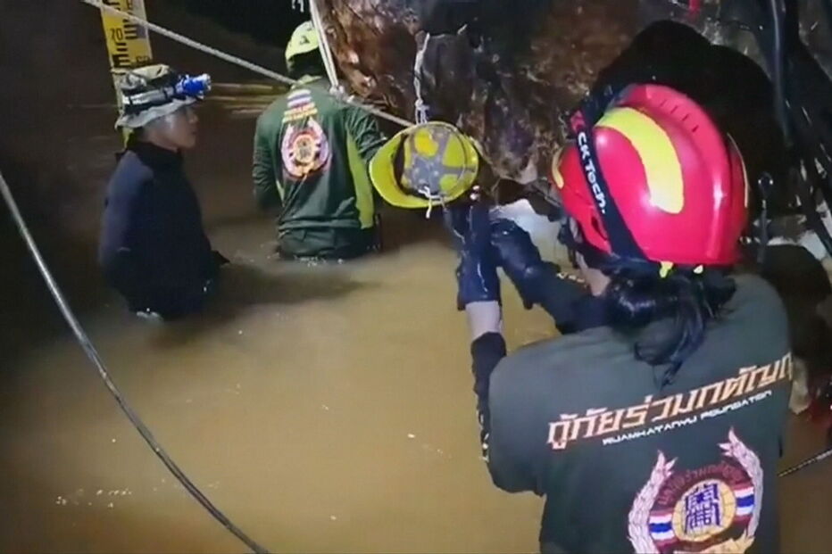resgate, Tailândia, gruta, drenagem de água, mergulhadores, médico
