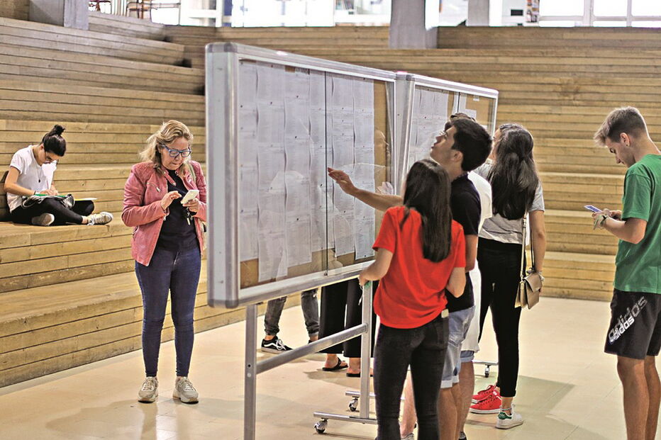 Alunos da Escola José Gomes Ferreira, em Lisboa, consultam as notas dos exames que foram ontem afixadas