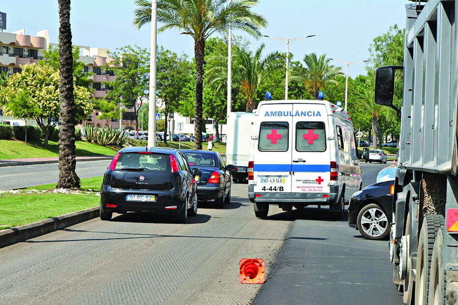 Filas intermináveis na avenida dos Descobrimentos estão a provocar o desespero de turistas e moradores  