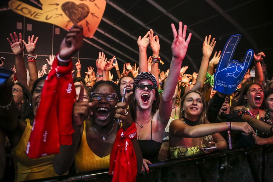 Público delira com os Arctic Monkeys no NOS Alive