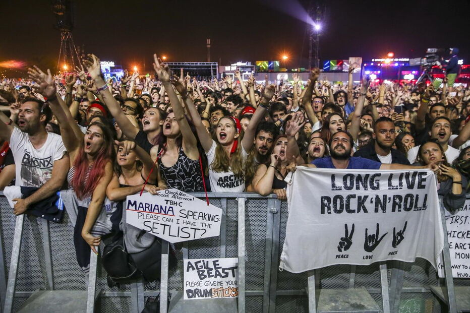 Público delira com os Arctic Monkeys no NOS Alive