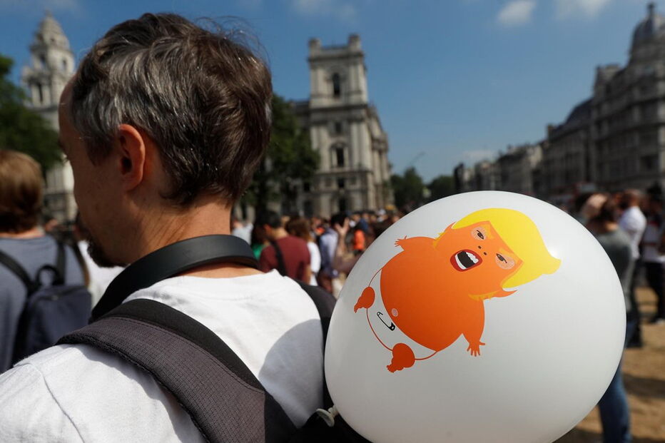 Balão contra Donald Trump voa em Londres
