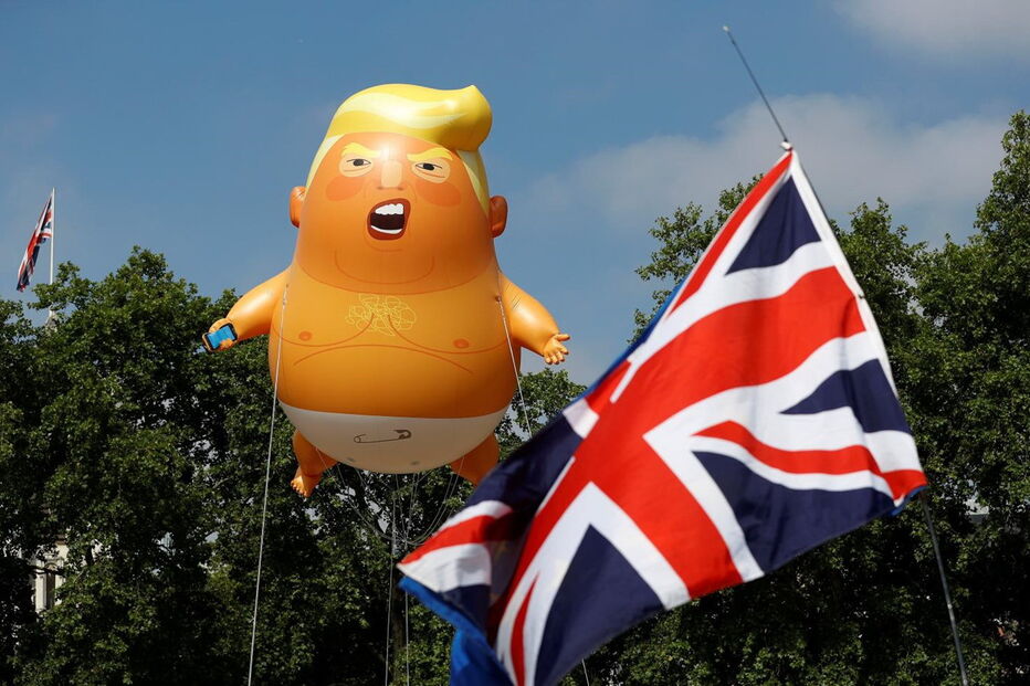 Balão contra Donald Trump voa em Londres