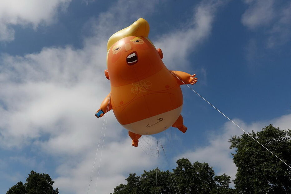 Balão contra Donald Trump voa em Londres