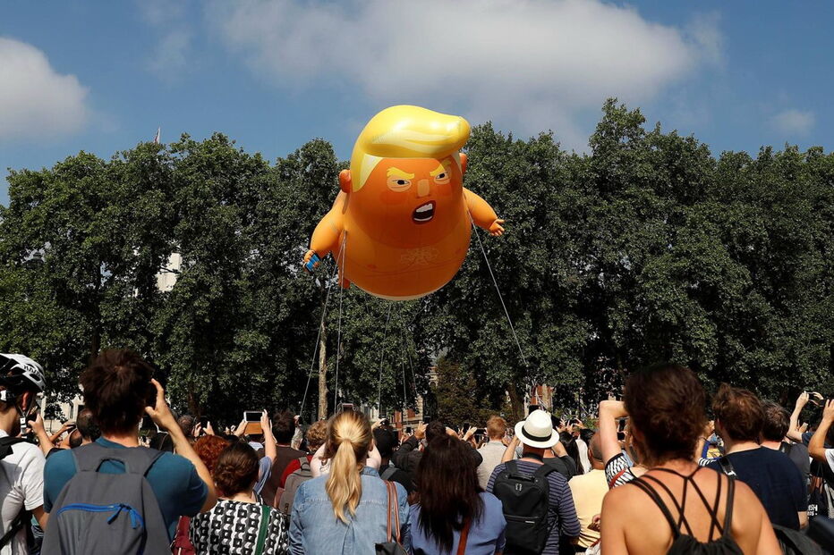 Balão contra Donald Trump voa em Londres