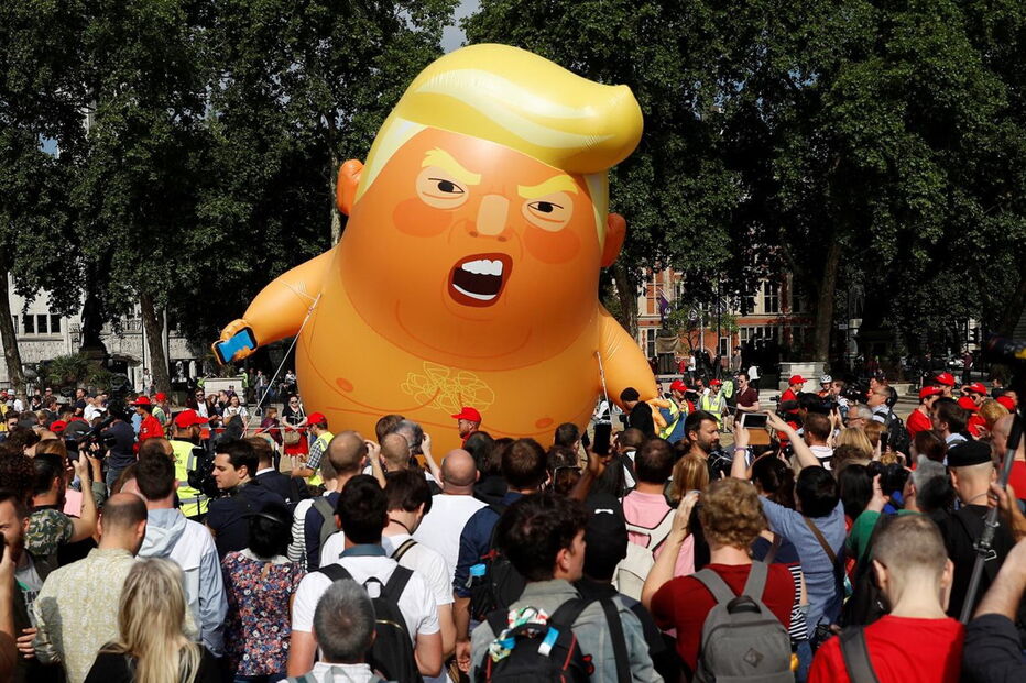 Balão contra Donald Trump voa em Londres