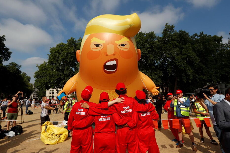 Balão contra Donald Trump voa em Londres