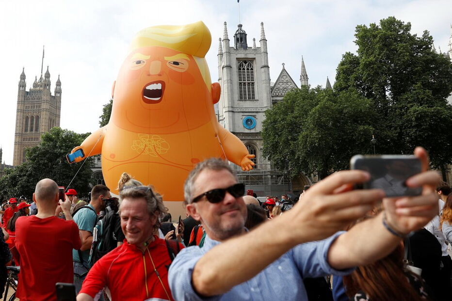 Balão contra Donald Trump voa em Londres