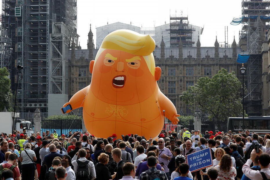 Balão contra Donald Trump voa em Londres