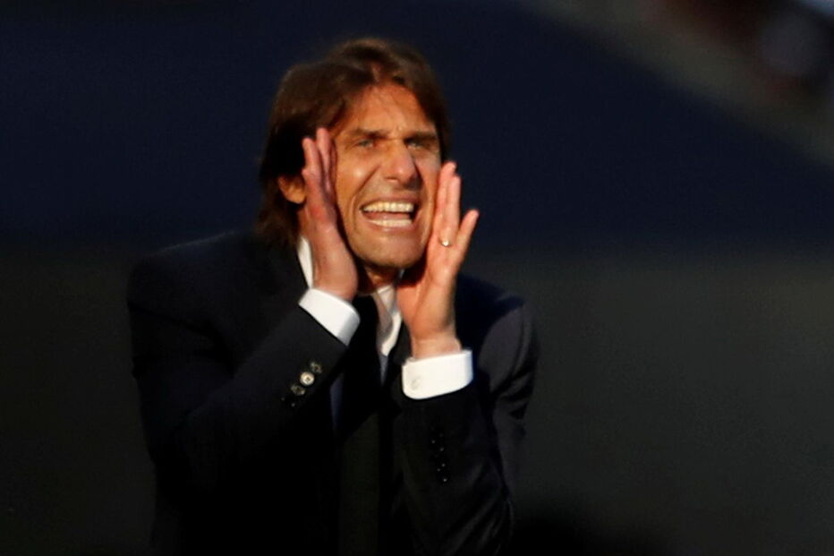 Treinador Antonio Conte deixa o Chelsea