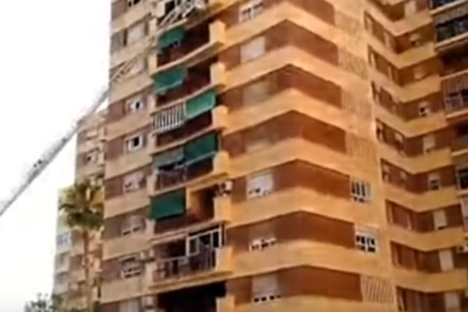 Criança pendurada em oitavo andar de prédio salva pelos bombeiros em Espanha
