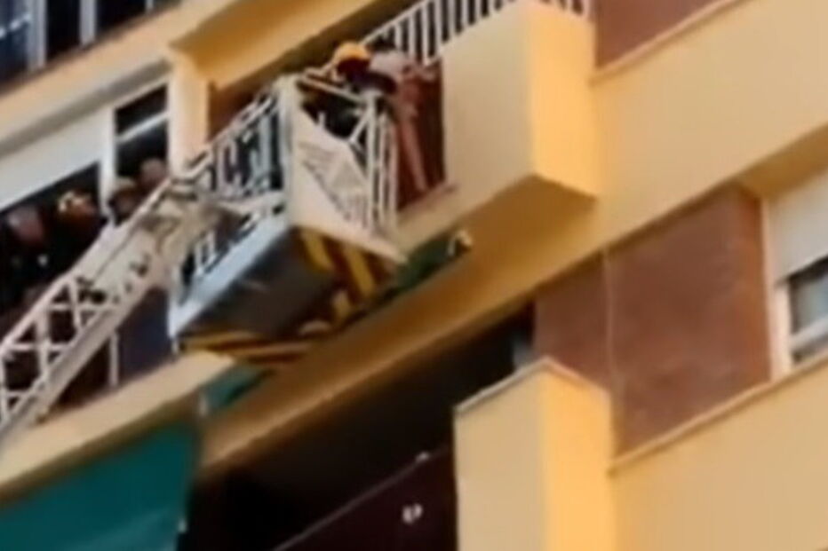 Criança pendurada em oitavo andar de prédio salva pelos bombeiros em Espanha