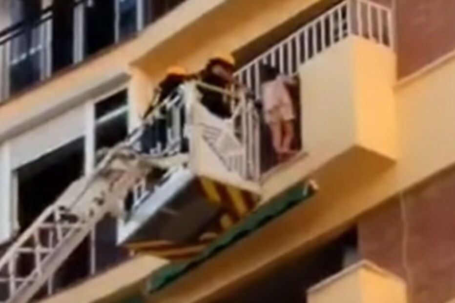 Criança pendurada em oitavo andar de prédio salva pelos bombeiros em Espanha