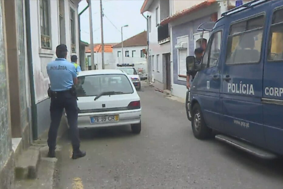 mãe, homem barricado, Ovar, autocaravana