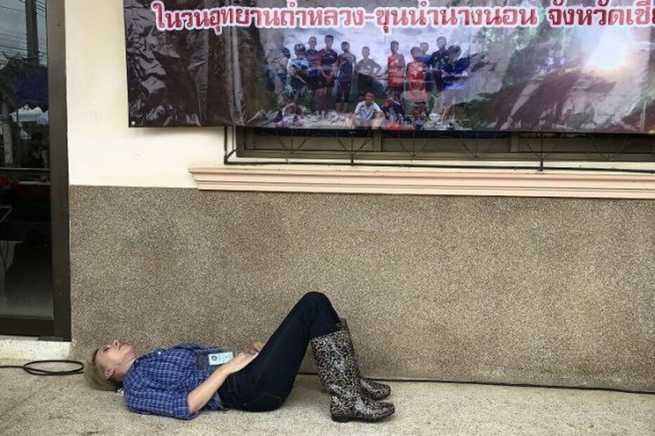 Judite de Sousa a dormir no chão, na Tailândia