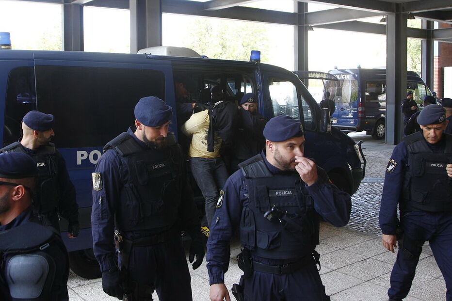 Membros detidos da Juve Leo à chegada ao Tribunal do Barreiro