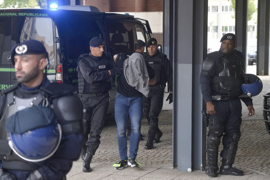 Membros detidos da Juve Leo à chegada ao Tribunal do Barreiro