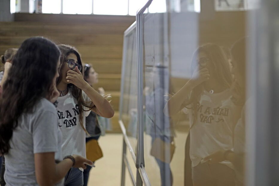 Alunos consultam as notas dos exames