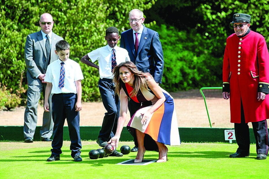 Trump foi recebido por Theresa May e a rainha Isabel II em Inglaterra