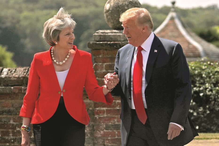 Trump foi recebido por Theresa May e a rainha Isabel II em Inglaterra