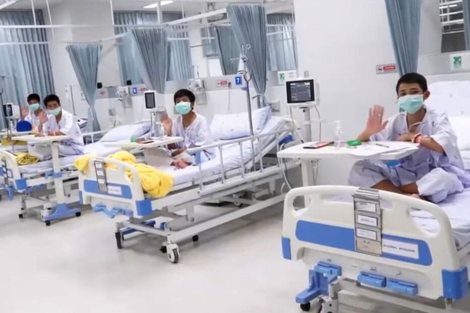 Jovens que estiveram presos em gruta na Tailândia estão hospitalizados