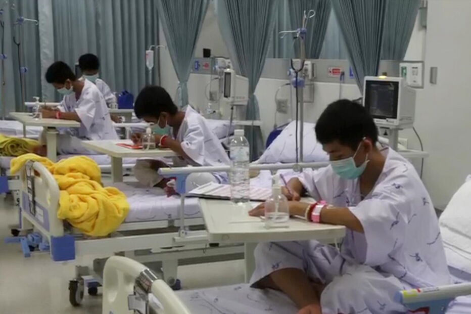 Jovens que estiveram presos em gruta na Tailândia estão hospitalizados