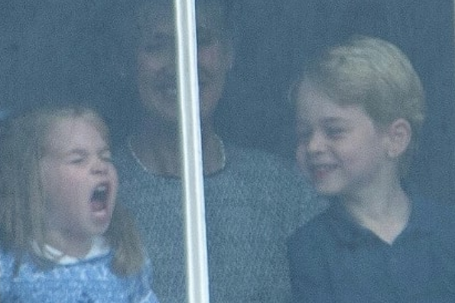 Príncipes George e Charlotte fazem caretas para as câmaras