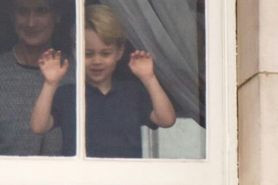 Príncipes George e Charlotte fazem caretas para as câmaras