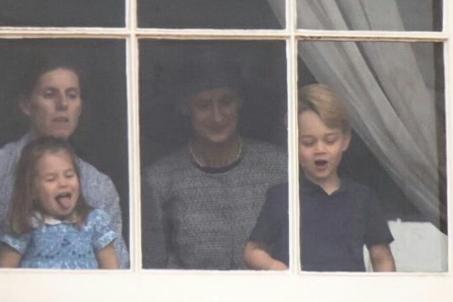 Príncipes George e Charlotte fazem caretas para as câmaras