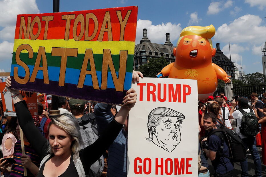 Milhares de pessoas protestaram contra a presença de Trump no Reino Unido