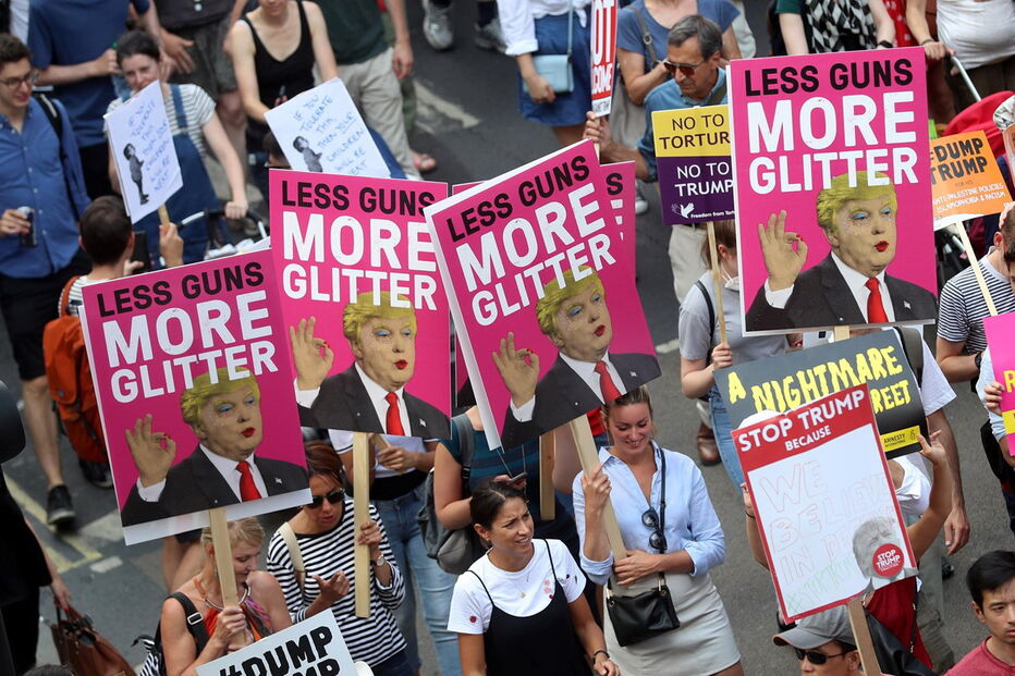 Os direitos das mulheres, a imigração e a comunidade LGBTI são os principais temas que levaram os britânicos a virar-se contra o presidente