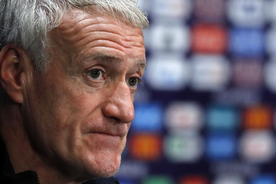 Didier Deschamps numa conferência de imprensa em Moscovo