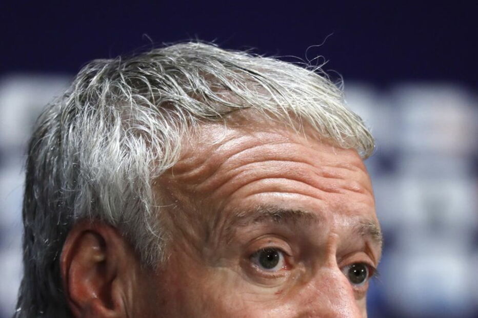 Didier Deschamps numa conferência de imprensa em Moscovo