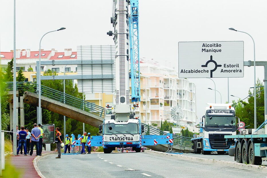 Ponte pedonal desabou em Cascais ao ser atingida por veículo pesado