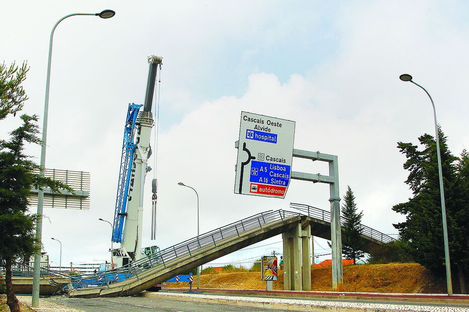 Ponte pedonal desabou em Cascais ao ser atingida por veículo pesado