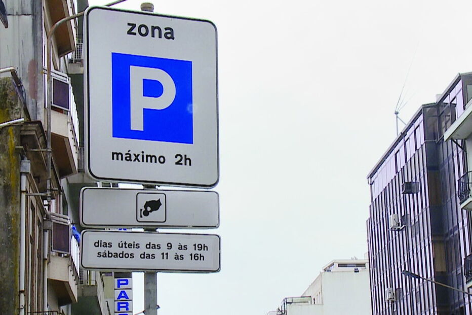 Sinalização vertical já indicava ontem que o estacionamento é cobrado aos sábados