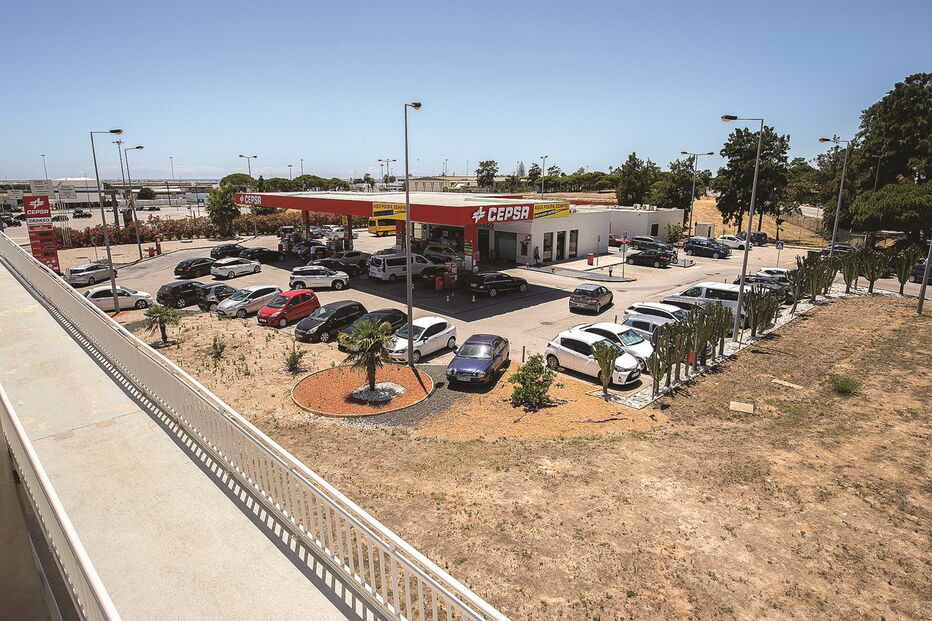 Posto de combustível junto ao aeroporto de Faro é ponto de encontro para motoristas da UBER