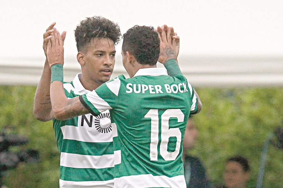 Matheus e Raphinha em jogo do Sporting