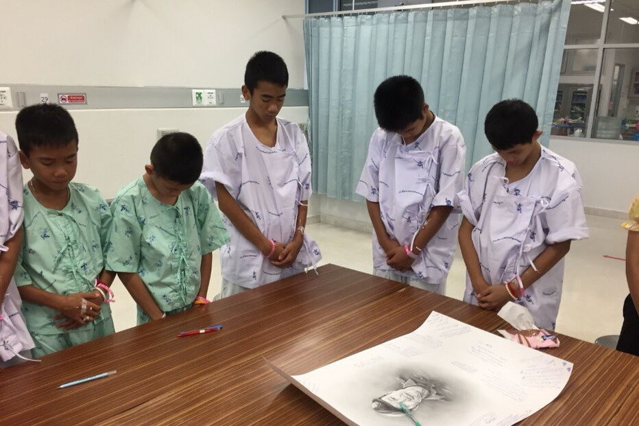 Homenagem dos jovens resgatados ao mergulhador falecido no resgate