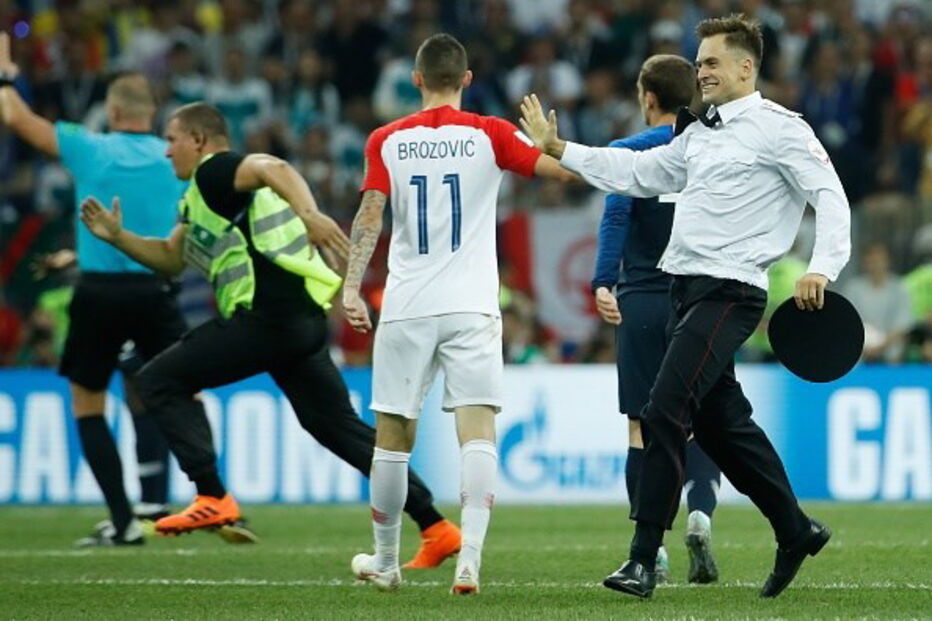 Pussy Riot invadem o campo do Mundial 2018