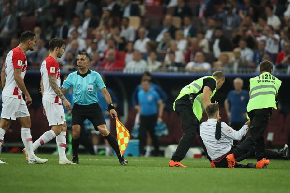 Pussy Riot invadem o campo do Mundial 2018