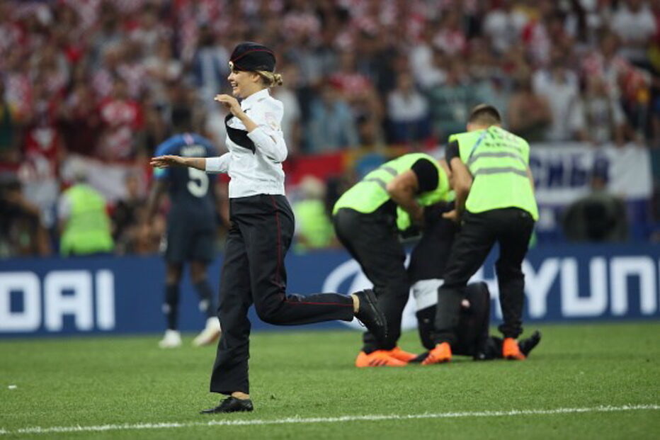 Pussy Riot invadem o campo do Mundial 2018