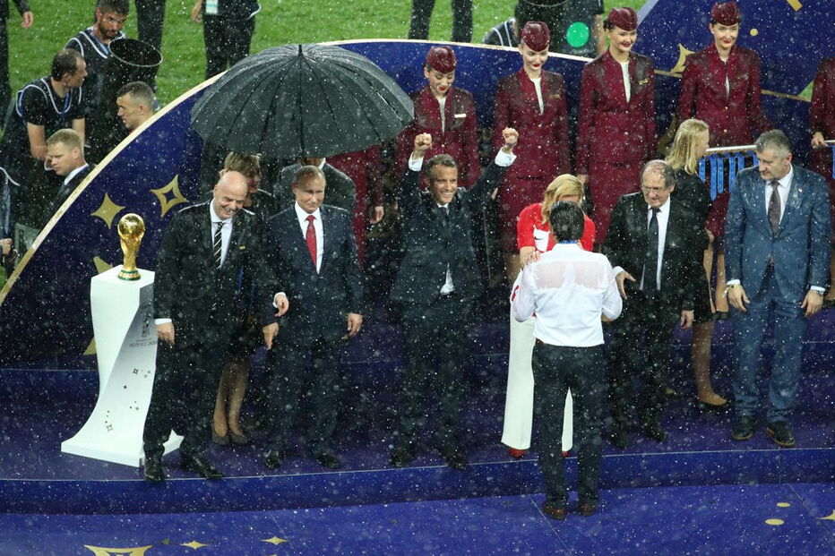 Dilúvio em Moscovo na hora da entrega da taça do campeonato do mundo