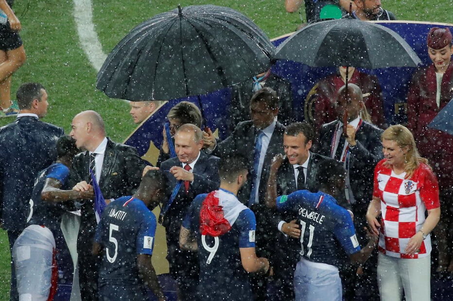 Dilúvio em Moscovo na hora da entrega da taça do campeonato do mundo