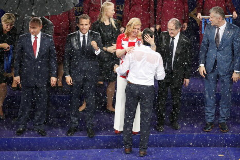 Dilúvio em Moscovo na hora da entrega da taça do campeonato do mundo