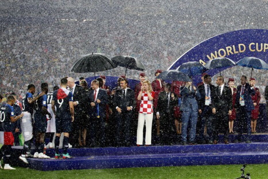 Dilúvio  em Moscovo na hora da entrega da taça do campeonato do mundo