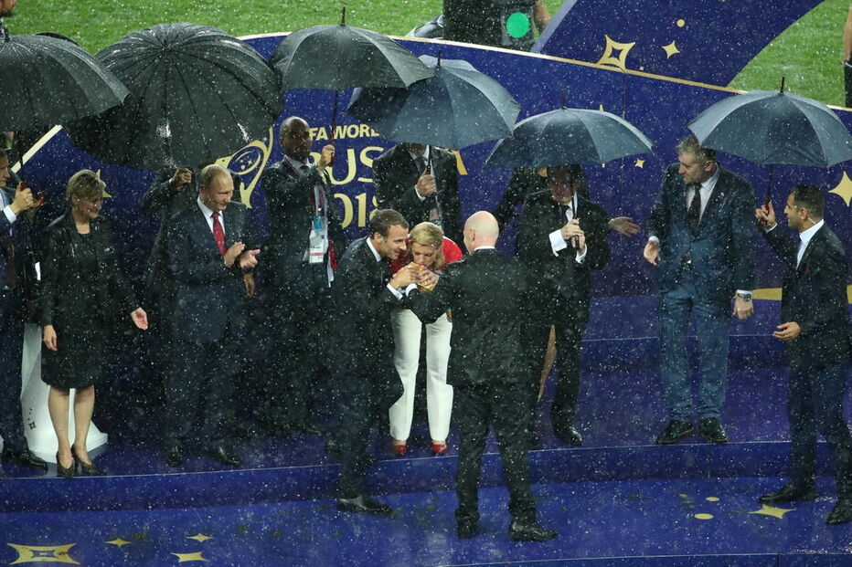 Dilúvio em Moscovo na hora da entrega da taça do campeonato do mundo