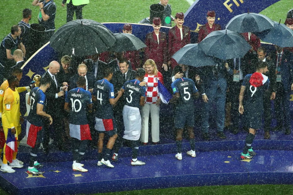 Dilúvio em Moscovo na hora da entrega da taça do campeonato do mundo